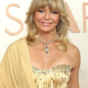 "What Happened to Goldie Hawn's Face? Fans Are Stunned by Her Appearance at the 2025 Oscars!"